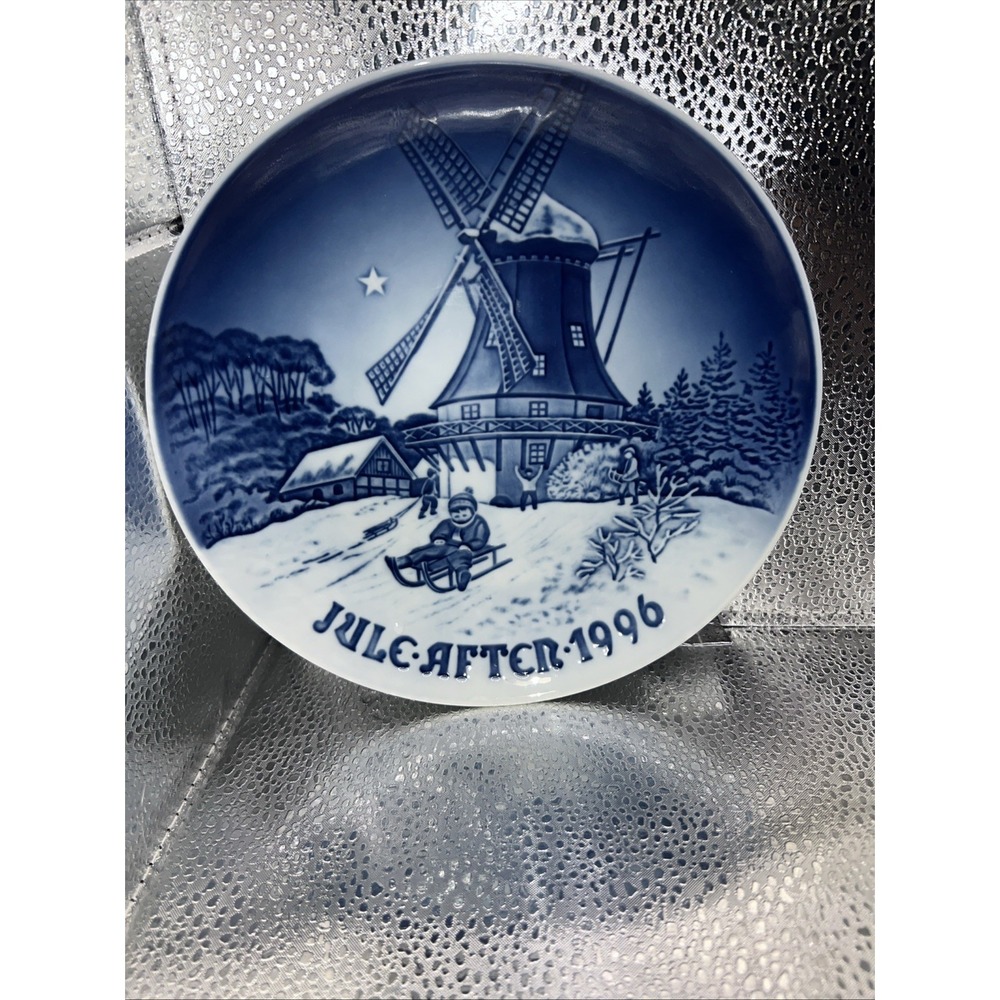 1966 Royal Copenhagen Collector's Christmas Plate‎ – Home for Christmas